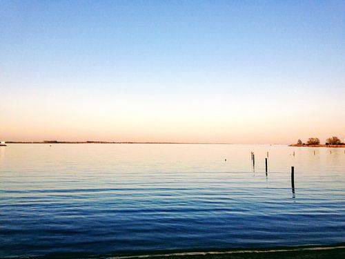 Aan de Zee met zonsondergang 