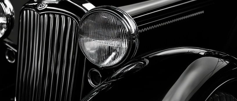 Klassischer Auto-Scheinwerfer – Schwarz-Weiß von Poster Art Shop