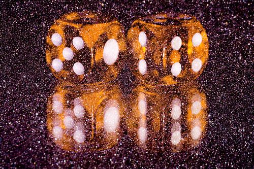 Bunte Kunst von zwei Würfeln im Spiegelbild