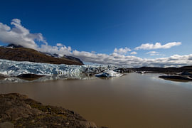Gletscherzunge und Eissee unter blauem Himmel von Thijs Schouten