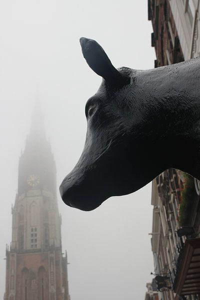 Delft, koe bekijkt Nieuwe Kerk in de mist op Markt, winter van Anita Bastienne van den Berg