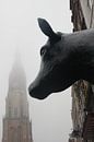 Delft, koe bekijkt Nieuwe Kerk in de mist op Markt, winter van Anita Bastienne van den Berg thumbnail