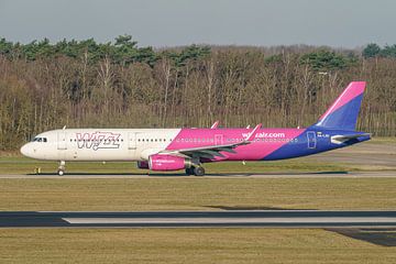 Der Airbus A321-231 von Wizz Air rollt zur Landebahn. von Jaap van den Berg