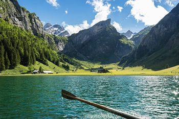 Auf dem Seealpsee rudern mit Sicht auf das Alpstein Gebirge