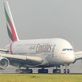 Emirates Airbus A380 passagiersvliegtuig. van Jaap van den Berg