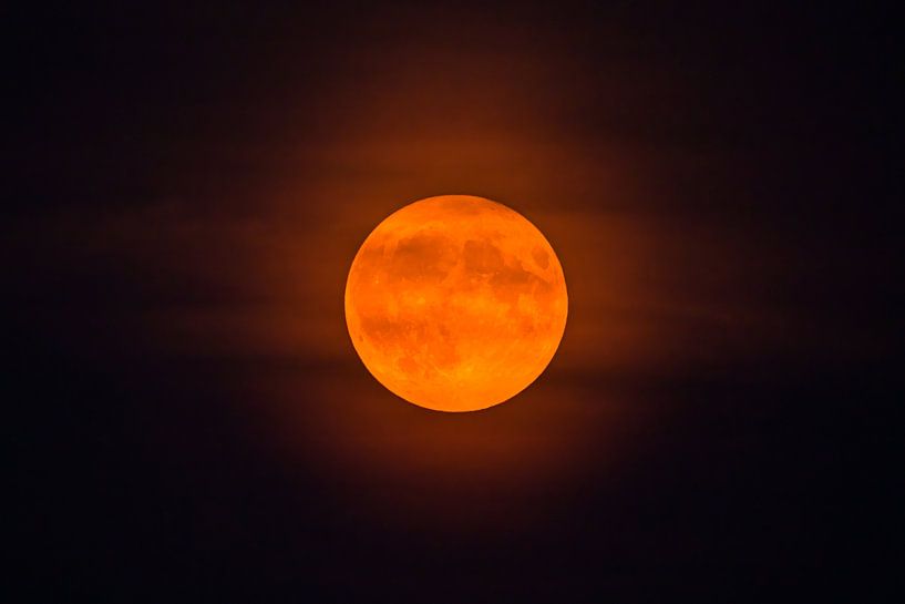 Volle Supermaan Blauwe Maan in de donkere nachtelijke hemel van augustus van Sjoerd van der Wal Fotografie