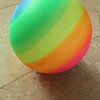 Spielzeugball vor hellem Hintergrund von hou2use