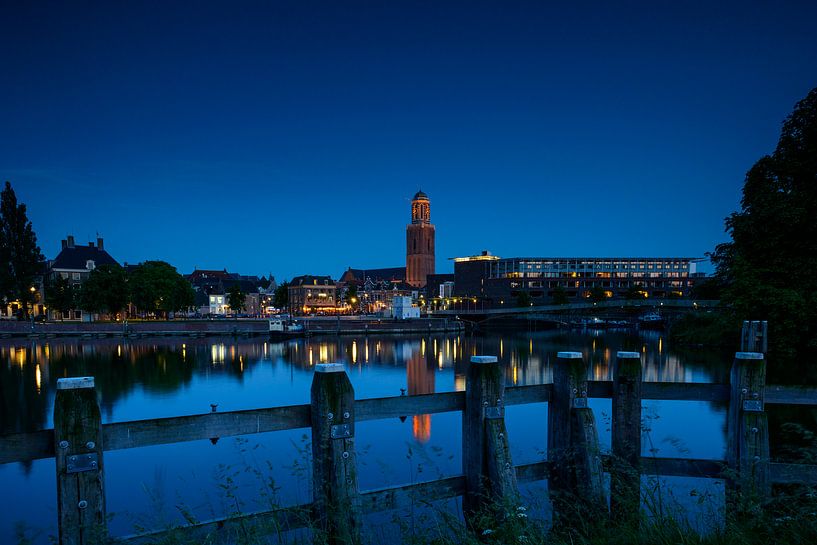 Zwolle in de avond met de Peperbus van Sjoerd van der Wal Fotografie