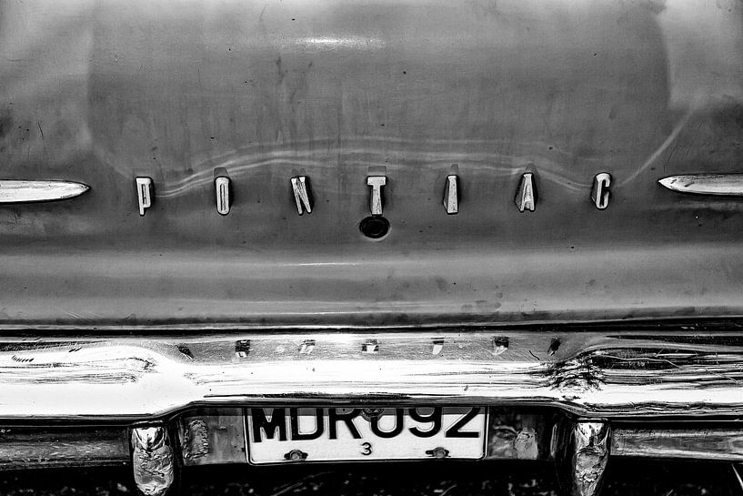 Cubaanse Pontiac Chieftain (zwart wit) van 2BHAPPY4EVER.com photography & digital art
