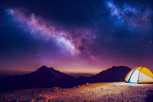 Tent met de Melkweg en bergen bij nacht