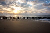 Sonnenuntergang Zeelands Wellenbrecher im Vordergrund
