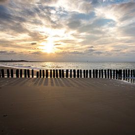 Sonnenuntergang Zeelands Wellenbrecher im Vordergrund von Manon Ruitenberg