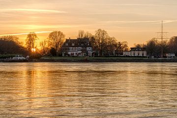 Gouden zonsondergang op de Rijn van Uwe Ulrich Grün