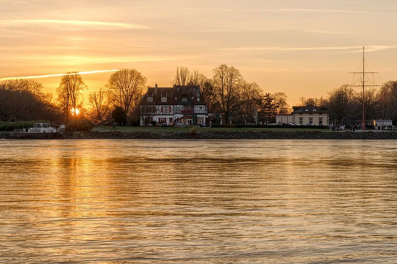 Coucher de soleil doré sur le Rhin par Uwe Ulrich Grün