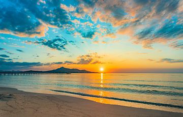 Mooie zonsopgang bij strandbaai van Alcudia op het eiland Majorca, Spanje, Middellandse Zee van Alex Winter