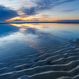 Zonsondergang met ribbels, strand Ameland van Anja Brouwer Fotografie