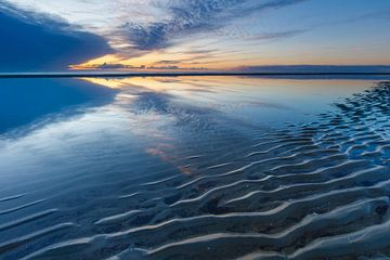 Zonsondergang met ribbels, strand Ameland van Anja Brouwer Fotografie