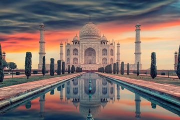 Zonsopgang over de Taj Mahal van Manjik Pictures