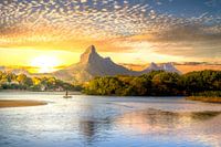 De Tamarin-baai op Mauritius bij zonsondergang met bergketen en stand up paddling