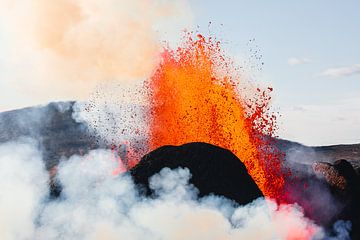 Rookvorming rond vulkaanuitbarsting van Martijn Smeets