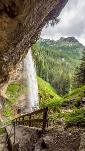 Wasserfall und Stiege führen in die Tiefe