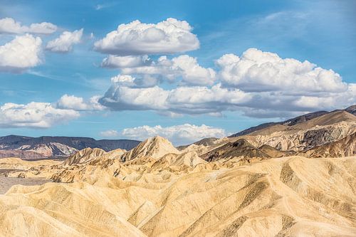 Death Valley de witte rotsen, de wolken en de leegte