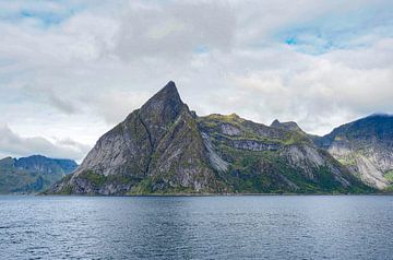 Norway's spectacular nature - mountains, fjords and lakes in impressive photography.