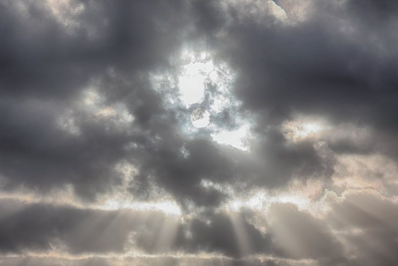Sonnenharfen am dunkelgrauen Himmel von Ronald Smits