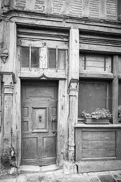 Zwart wit vintage gevel in de kasteelstad Chinon in Frankrijk van Christa Stroo fotografie