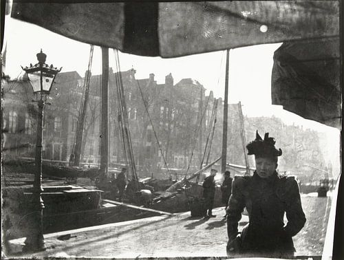 Portret van een vrouw wandelend over de Prinsengracht, George Hendrik Breitner