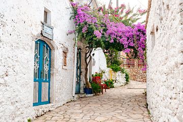 Sweet Alley in Corfu met blauwe ramen van Leo Schindzielorz