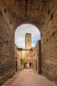 Dans l'arcade de la vieille ville de San Gimignano