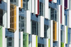 Hedendaagse architectuur met levendige kleurenelementen van Tony Vingerhoets