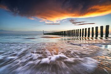 Jetée de Westkapelle sur la plage sur Linda Raaphorst