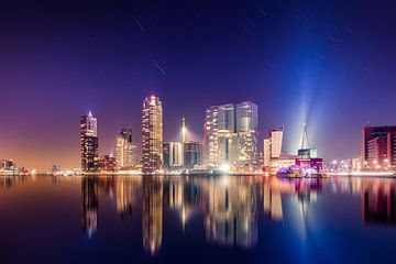 Rotterdam Skyline nachtopname met sterrensporen