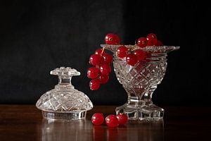 Rote Beeren in einem Marmeladenglas
