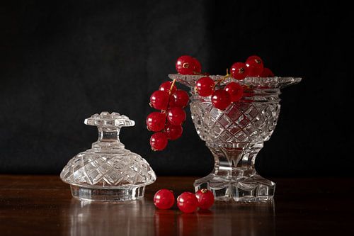 Rote Beeren in einem Marmeladenglas