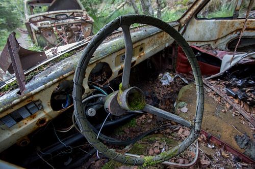 Stuur in auto op kerkhof in bos in Ryd, Zweden