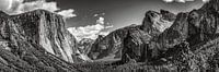 Panorama Landschap Tunnel uitzicht Yosemite National Park Californië VS in zwart-wit van Dieter Walther thumbnail