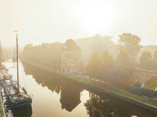 Zwolle Thorbeckegracht par une matinée d'automne brumeuse