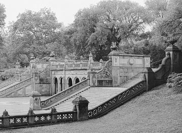 Photographie analogique en noir et blanc de la terrasse Bethesda dans Central Park, New York sur Alexandra Vonk