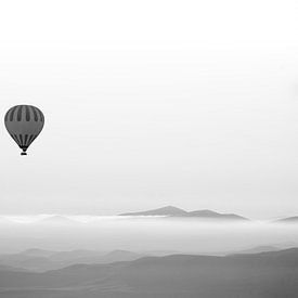 Ballon à air chaud dans la brume de l'aube en noir et blanc sur Catalina Morales Gonzalez