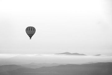 Heißluftballon im Nebel der Morgendämmerung in Schwarz Weiß von Catalina Morales Gonzalez