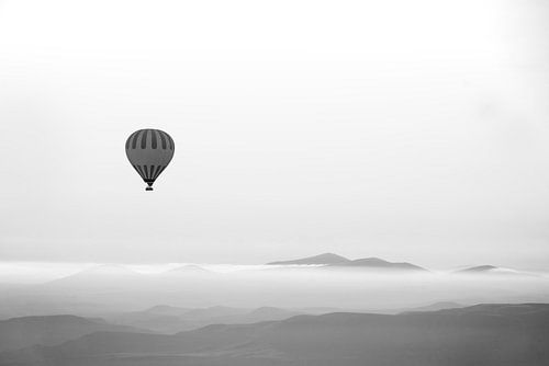 Ballon à air chaud dans la brume de l'aube en noir et blanc