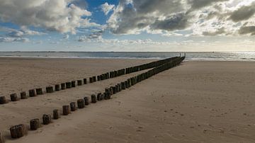 Brise-lames sur la plage près de Vlissingen Zeeland sur Menno Schaefer