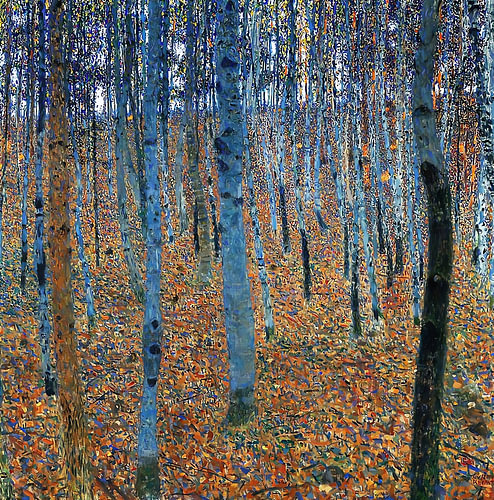 Blauer Wald im Herbst