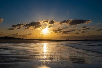 Goldene Stunde bei Sonnenuntergang an der Nordsee von Tiny Jegerings