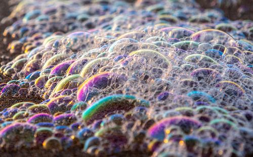 Regenboogbellen op het strand