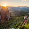 Photo panoramique d'un monastère à Meteora au coucher du soleil | Photographie de voyage Grèce sur Teun Janssen