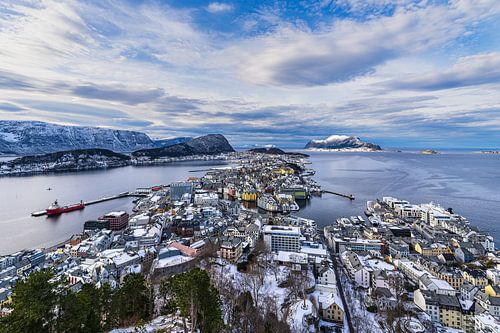 Uitzicht op de stad Ålesund in Noorwegen vanaf de plaatselijke berg Aksla